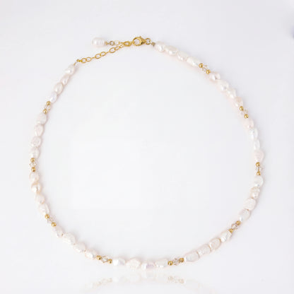 שרשרת ALAMOR BEIGE GOLD בעבודת יד של Lidi עם פניני מים מתוקים, חרוזי סברובסקי בז' וגולדפילד 14 קראט.