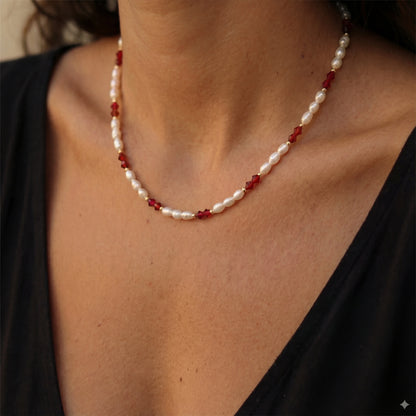 שרשרת ALAMOR BORDEAUX GOLD יוקרתית של Lidi: פניני מים מתוקים, חרוזי סברובסקי בורדו וגולדפילד, על צוואר אישה.