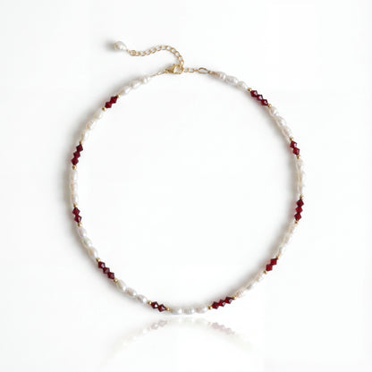 שרשרת ALAMOR BORDEAUX מבית Lidi. פניני מים מתוקים עם חרוזי סברובסקי בורדו וגולדפילד 14 קראט.