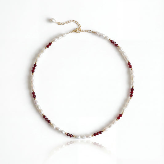 שרשרת ALAMOR BORDEAUX מבית Lidi. פניני מים מתוקים עם חרוזי סברובסקי בורדו וגולדפילד 14 קראט.