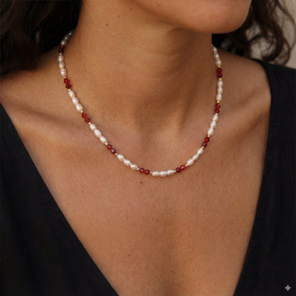 שרשרת ALAMOR BORDO SILVER יוקרתית בעבודת יד מבית Lidi, משובצת פניני מים מתוקים, סברובסקי בורדו וכסף 925 טהור.