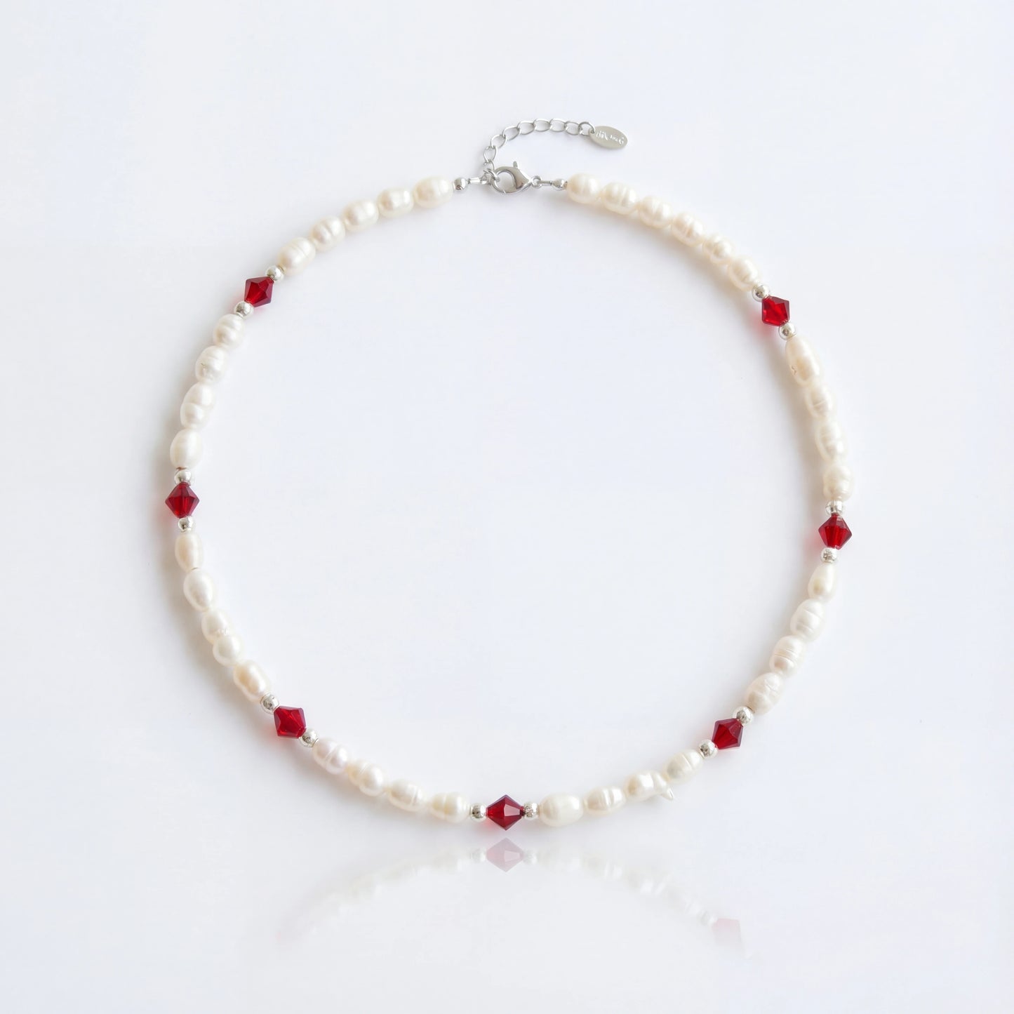 שרשרת ALAMOR BORDO SILVER יוקרתית מבית Lidi, משובצת פניני מים מתוקים, חרוזי סברובסקי בורדו וכסף 925 טהור.