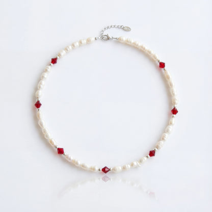 שרשרת ALAMOR BORDO SILVER יוקרתית מבית Lidi, משובצת פניני מים מתוקים, חרוזי סברובסקי בורדו וכסף 925 טהור.