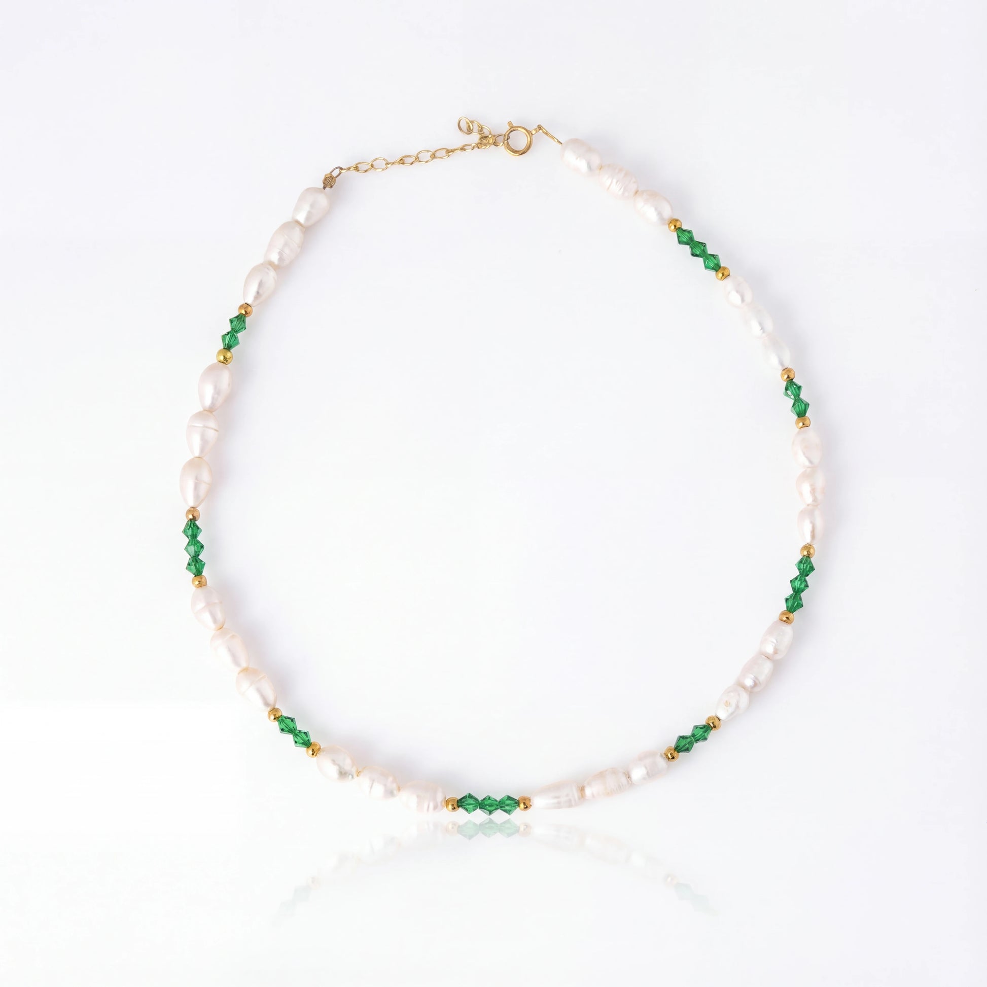 שרשרת ALAMOR GREEN של Lidi עם פניני מים מתוקים, חרוזי סברובסקי ירוקים וגולדפילד 14 קראט.