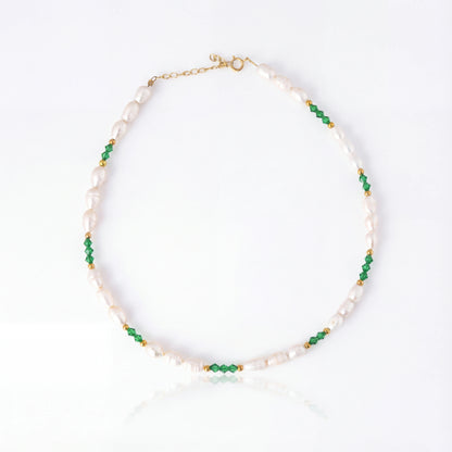 שרשרת ALAMOR GREEN של Lidi עם פניני מים מתוקים, חרוזי סברובסקי ירוקים וגולדפילד 14 קראט.