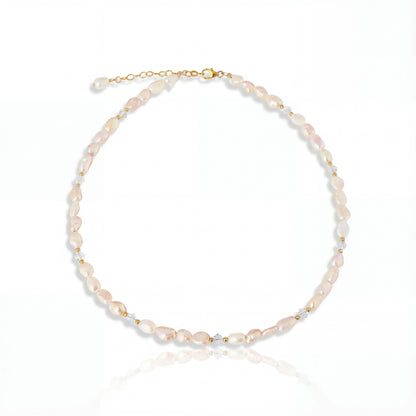 שרשרת ALAMOR QUARTZ GOLD יוקרתית מבית Lidi, משולבת פניני מים מתוקים, קוורץ סברובסקי וחרוזי גולדפילד 14 קראט.