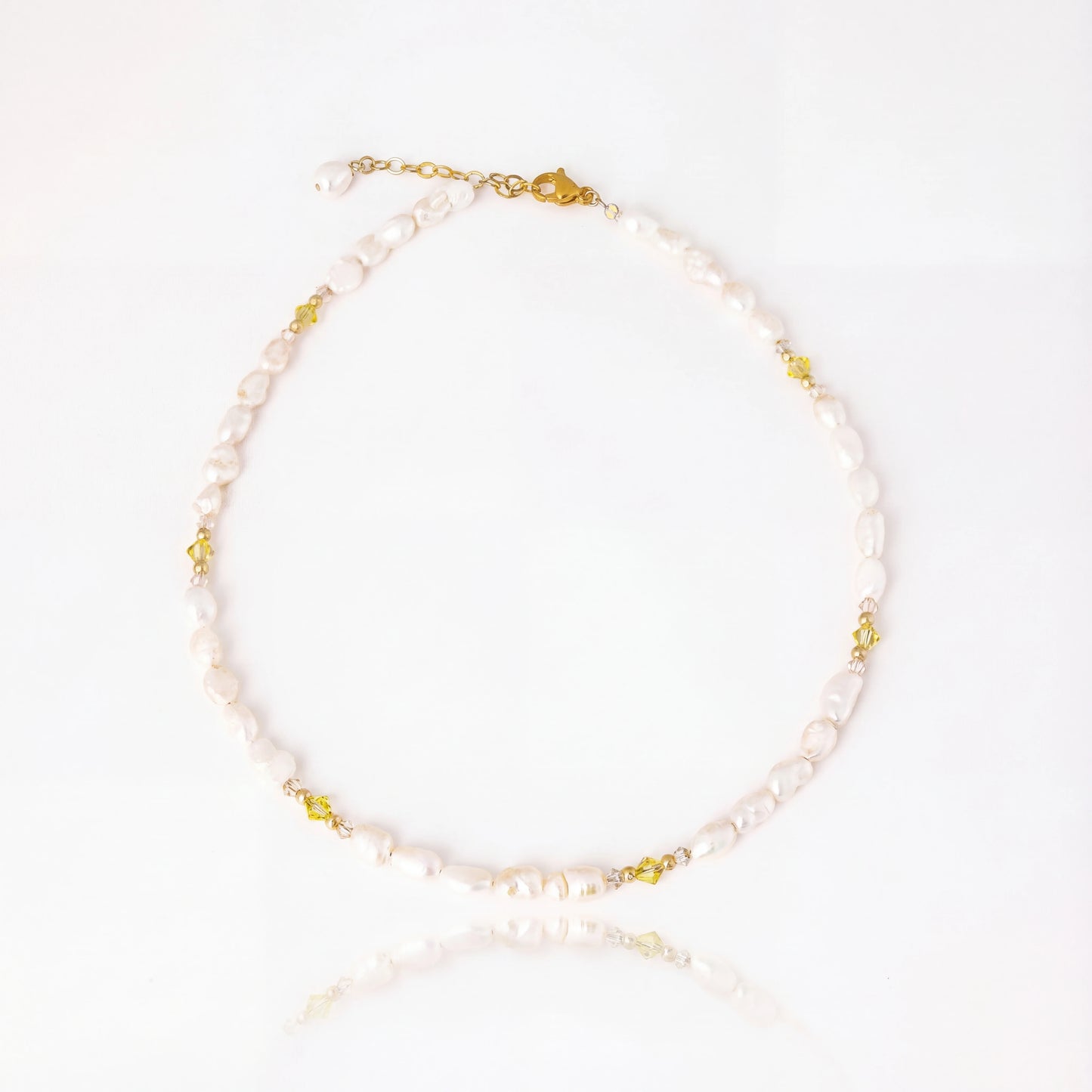 שרשרת ALAMOR YELLOW GOLD יוקרתית מבית Lidi, עשויה בעבודת יד עם פניני מים מתוקים, חרוזי סברובסקי צהובים ובז' וחרוזי גולדפילד 14 קראט.