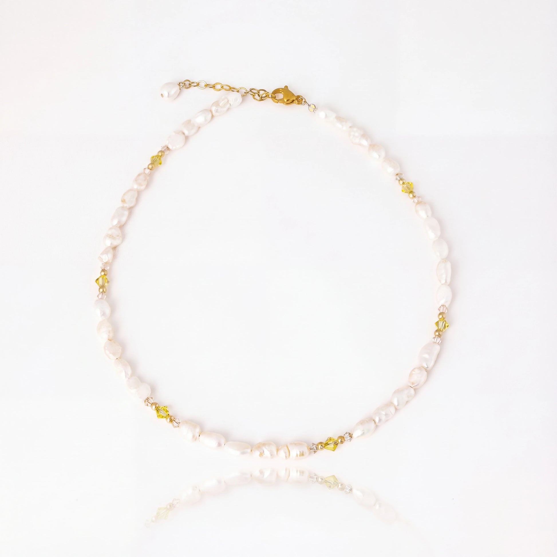 שרשרת ALAMOR YELLOW GOLD יוקרתית מבית Lidi, עשויה בעבודת יד עם פניני מים מתוקים, חרוזי סברובסקי צהובים ובז' וחרוזי גולדפילד 14 קראט.