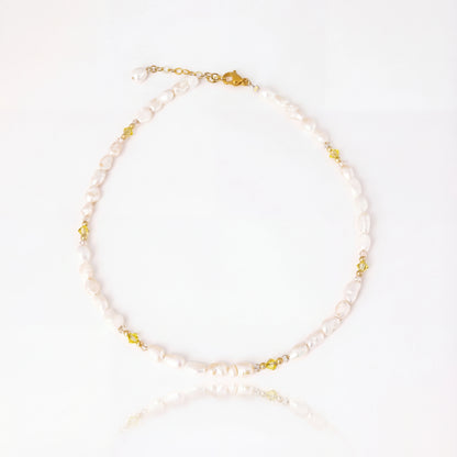 שרשרת ALAMOR YELLOW GOLD יוקרתית מבית Lidi, עשויה בעבודת יד עם פניני מים מתוקים, חרוזי סברובסקי צהובים ובז' וחרוזי גולדפילד 14 קראט.