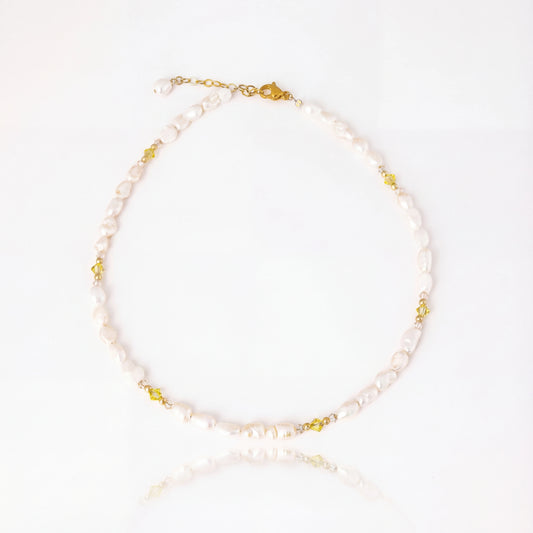 שרשרת ALAMOR YELLOW GOLD יוקרתית מבית Lidi, עשויה בעבודת יד עם פניני מים מתוקים, חרוזי סברובסקי צהובים ובז' וחרוזי גולדפילד 14 קראט.