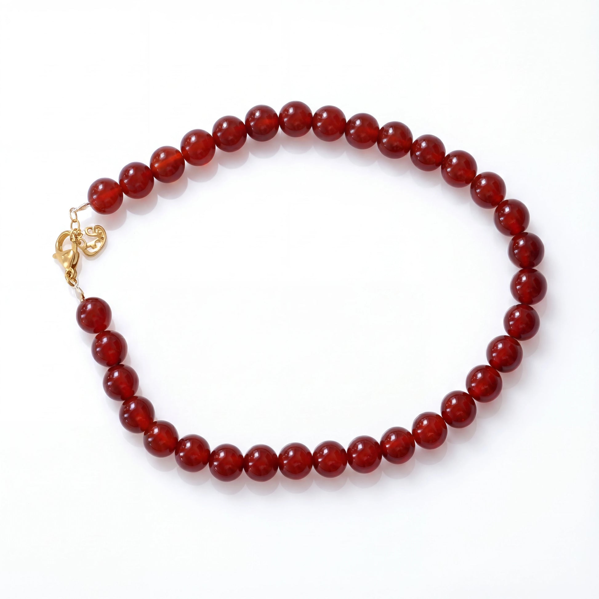 שרשרת צוקר ALEN GOLD מקרנליאן וגולדפילד 14 קראט, מבריקה ויוקרתית, מונחת על צוואר אישה.