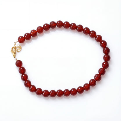 שרשרת צוקר ALEN GOLD מקרנליאן וגולדפילד 14 קראט, מבריקה ויוקרתית, מונחת על צוואר אישה.