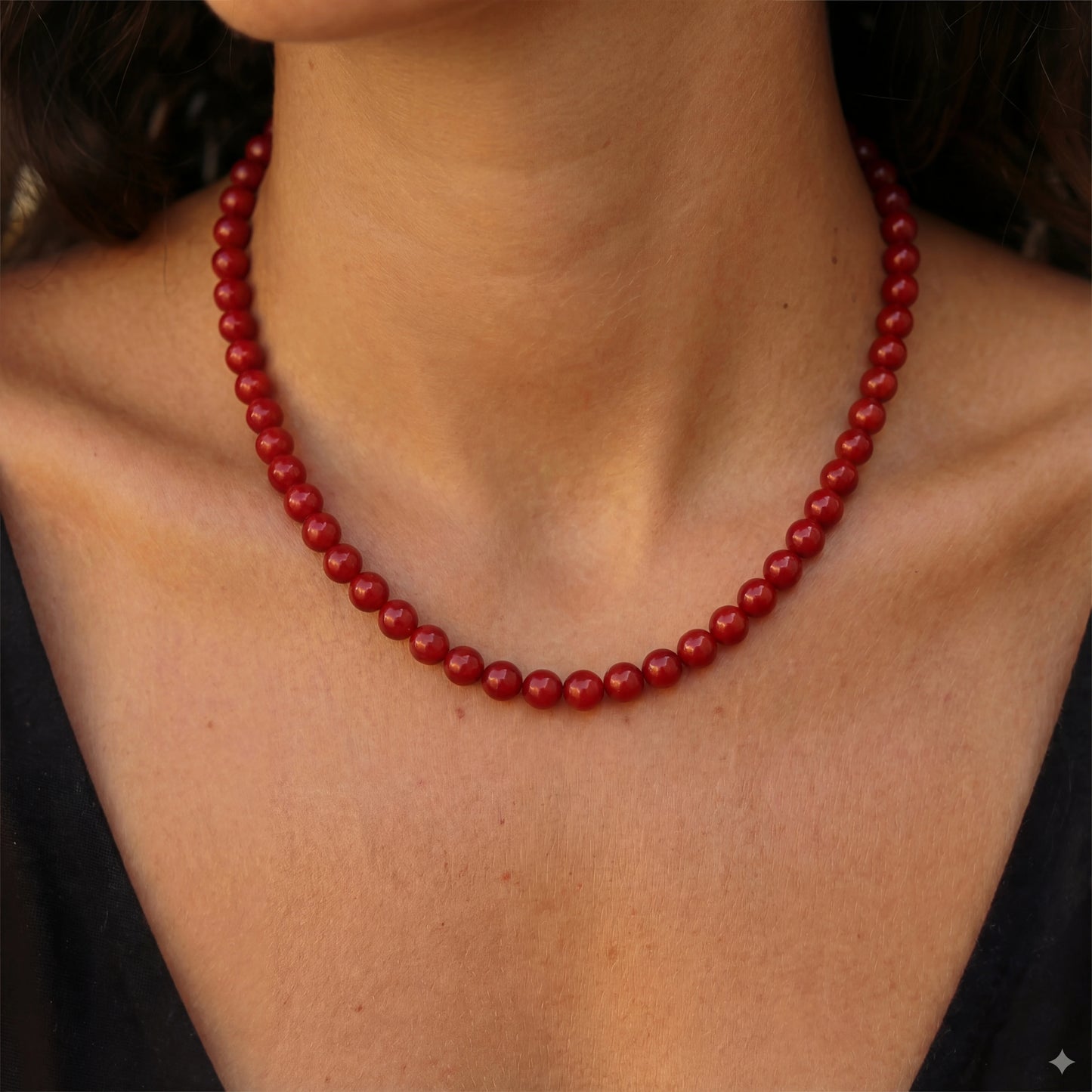 שרשרת ALEN SILVER יוקרתית מסטיינלס סטיל בגוון כסף עם חרוזי בורדו עמוקים. עמידה במים ומושלמת לכל לוק.