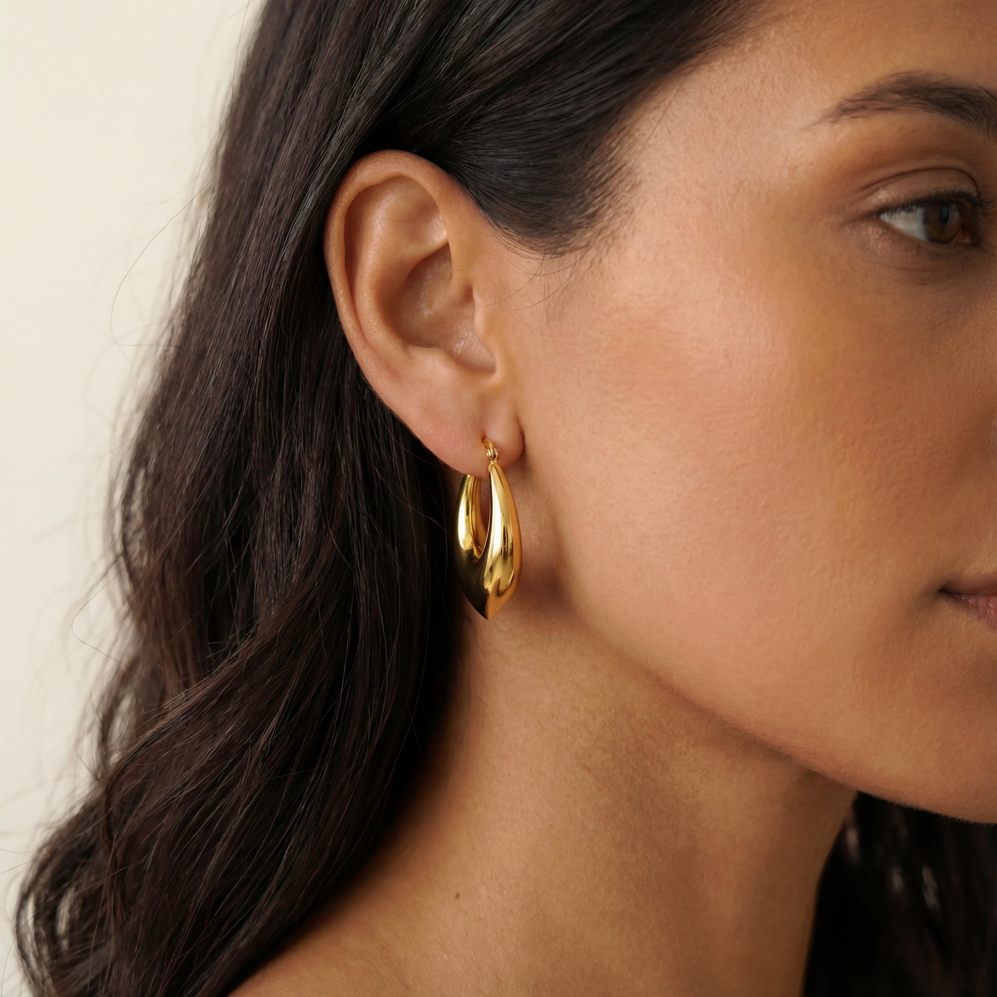עגילי חישוק ALMOG EARRINGS GOLD מבית Lidi, בעיצוב נקי ואלגנטי מסטיינלס סטיל מוזהב.