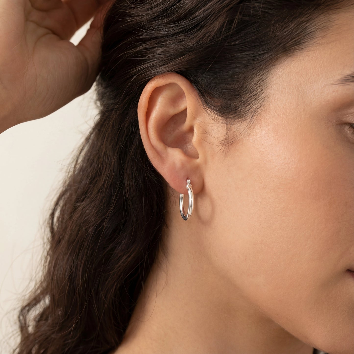 עגילי חישוק AMIT EARRINGS XS מכסף 925 טהור של Lidi, בעיצוב נקי ואלגנטי, עדינים ומושלמים לכל מראה.