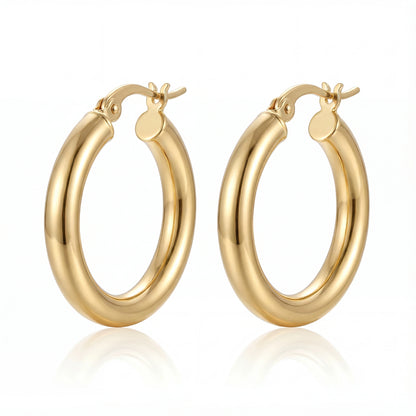 עגילי חישוק AMIT GOLD M יוקרתיים מבית Lidi, עשויים גולדפילד 14 קראט בגוון זהב קלאסי, בעיצוב נקי ואלגנטי.