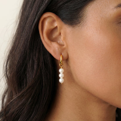 עגילי חישוק ALIN EARRINGS יוקרתיים מבית Lidi, משובצים פנינים אלגנטיות וזוהרות מפלדת אל-חלד.