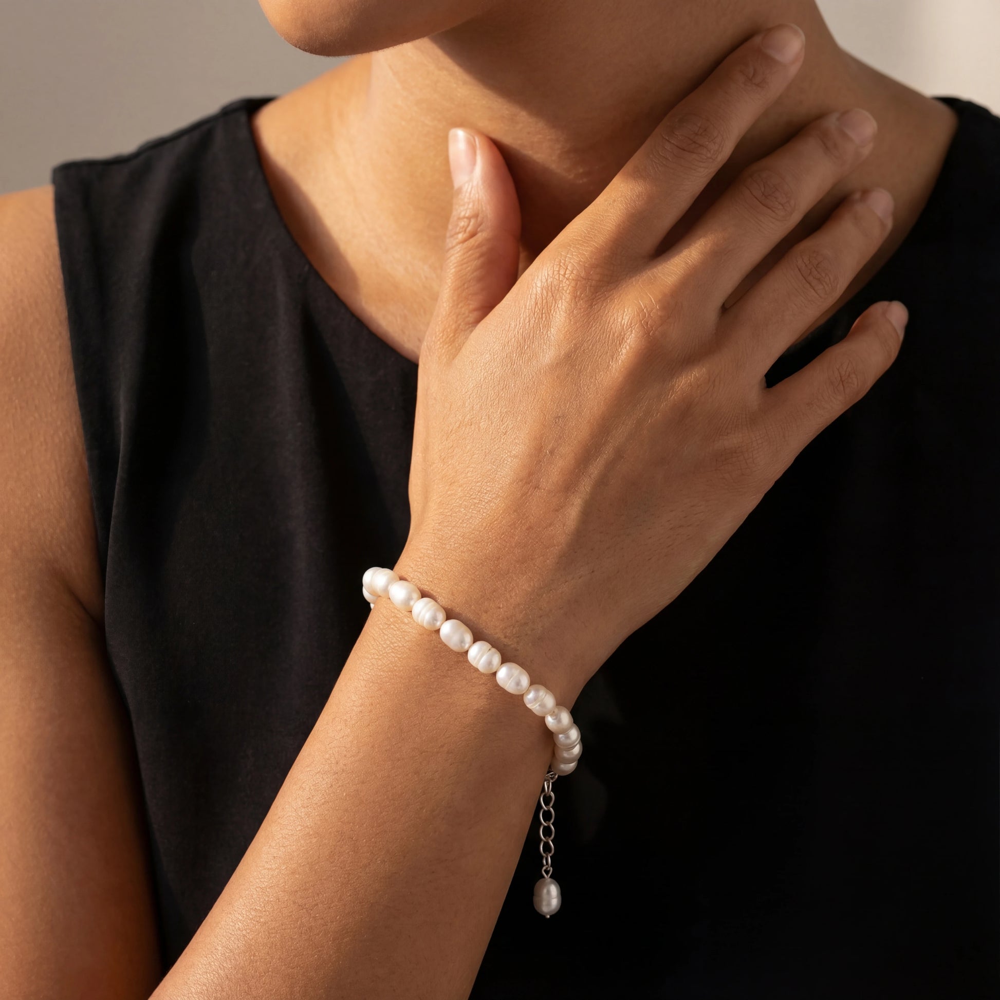 צמיד ANNA BRACELET SILVER יוקרתי מכסף 925 ופניני מים מתוקים, בעיצוב עבודת יד אלגנטי על רקע בהיר.