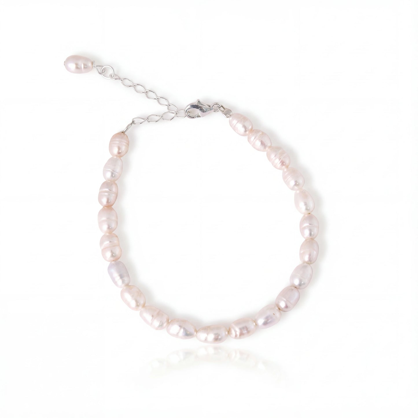 צמיד ANNA SILVER של Lidi עם פניני מים מתוקים לבנות וסוגרי כסף 925 יוקרתיים, על רקע עדין.