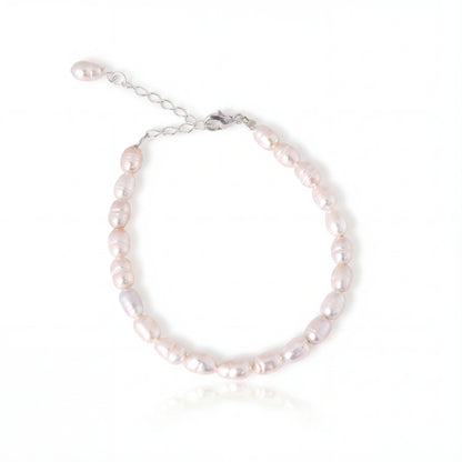 צמיד ANNA SILVER של Lidi עם פניני מים מתוקים לבנות וסוגרי כסף 925 יוקרתיים, על רקע עדין.