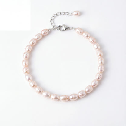 צמיד ANNA SILVER יוקרתי מבית Lidi עם פניני מים מתוקים זוהרות וסוגרי כסף 925 על רקע אלגנטי.