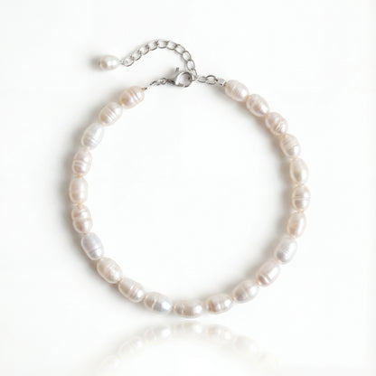 צמיד ANNA BRACELET SILVER יוקרתי מכסף 925 ופניני מים מתוקים, בעיצוב עבודת יד אלגנטי על רקע בהיר.