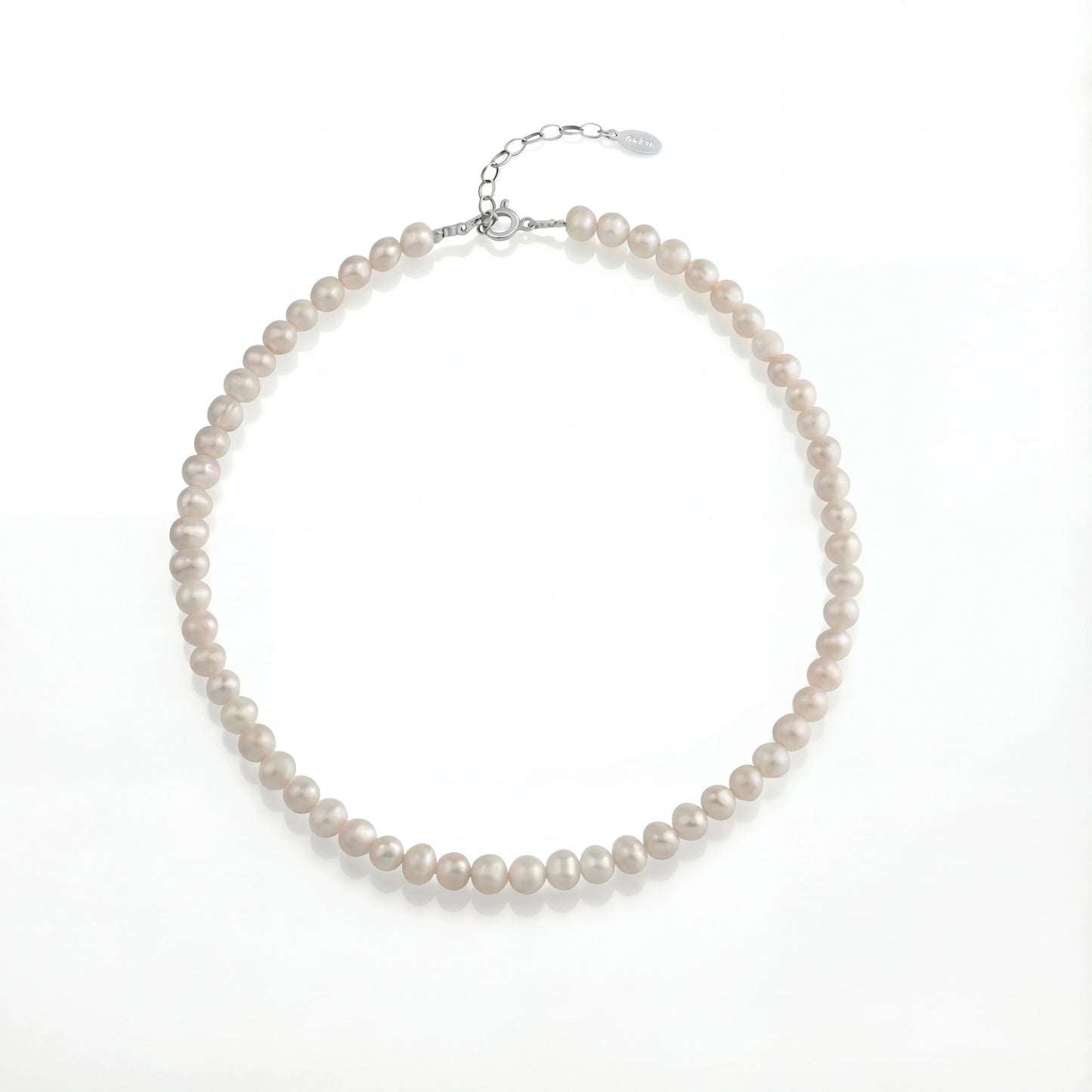 שרשרת ANNA NECKLACE SILVER יוקרתית מבית Lidi, עשויה פניני מים מתוקים וכסף 925 טהור, מראה זוהר של תכשיט אלגנטי.