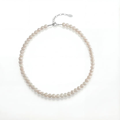 שרשרת ANNA NECKLACE SILVER יוקרתית מבית Lidi, עשויה פניני מים מתוקים וכסף 925 טהור, מראה זוהר של תכשיט אלגנטי.