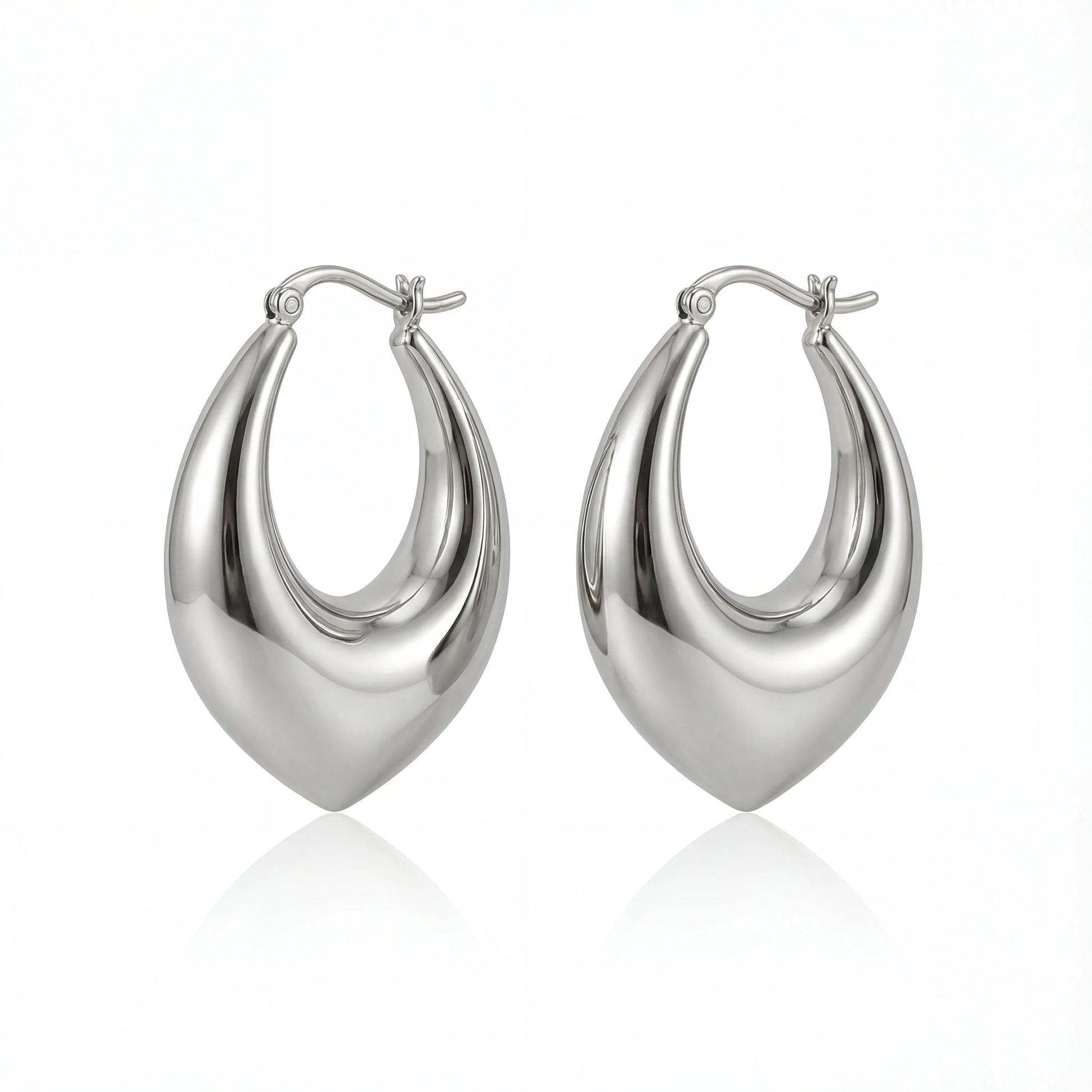 עגילי חישוק ALMOG ERRINGS SILVER יוקרתיים מסטיינלס סטיל בגוון כסף, מודגשים על אוזן אישה.