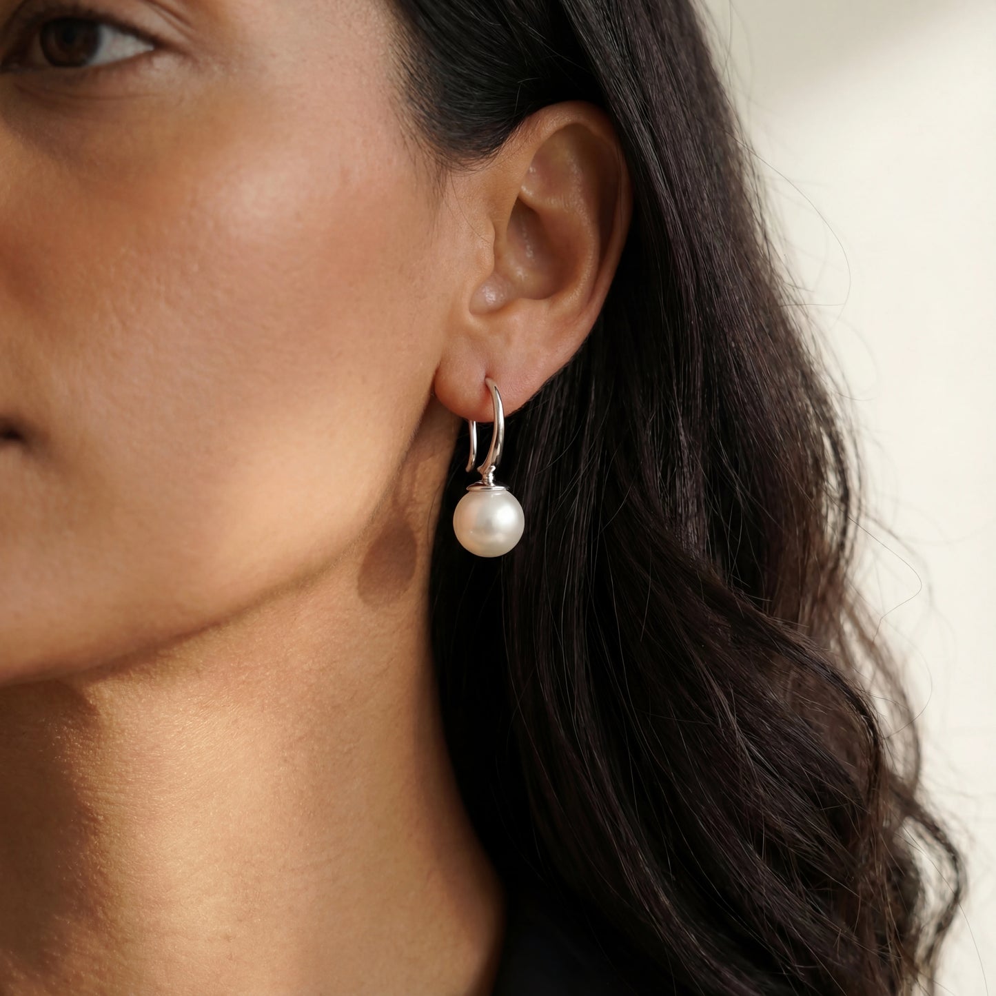 עגילי BERI תלויים אלגנטיים מכסף 925 טהור עם פנינה קלאסית, המוסיפים נופך יוקרתי לכל הופעה.