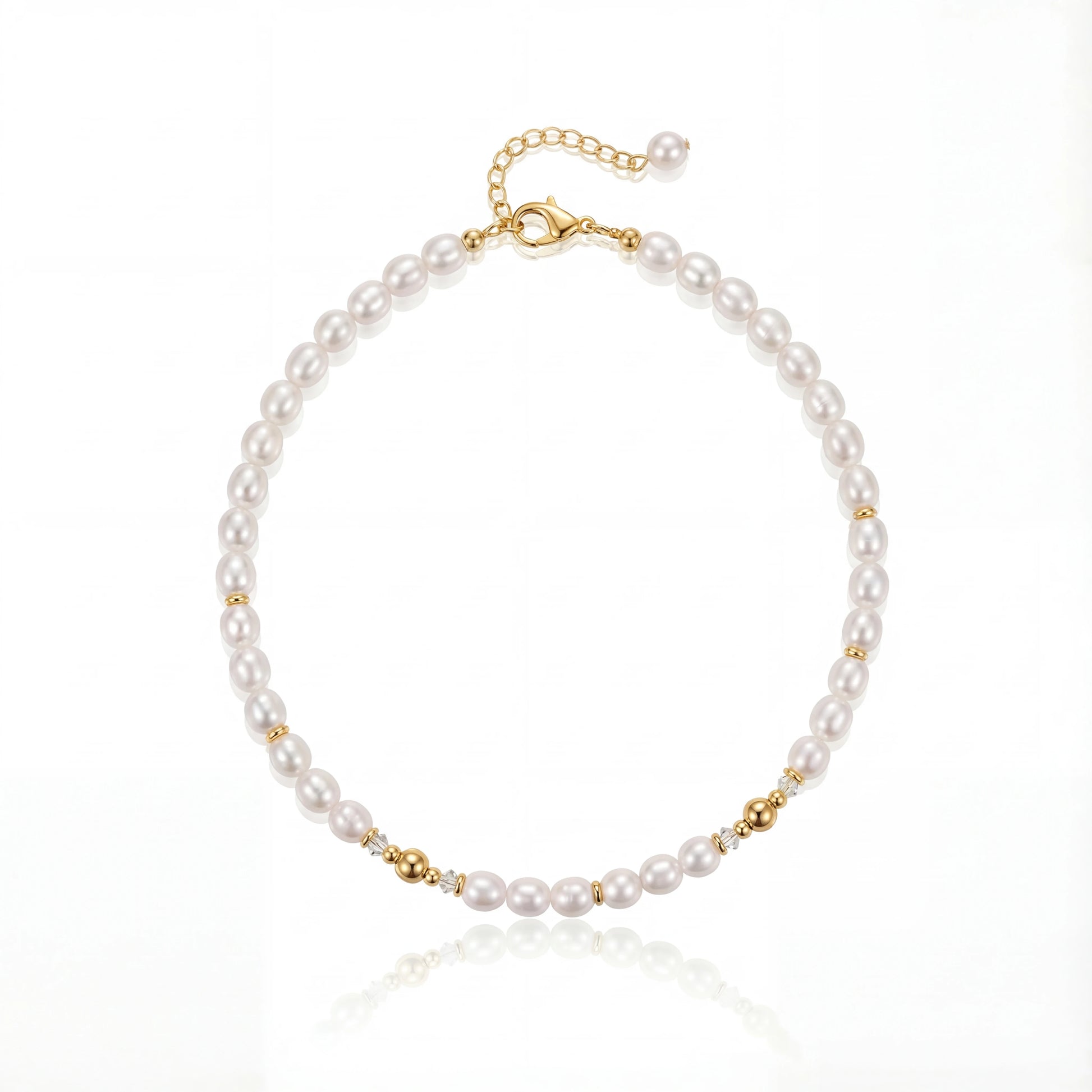 שרשרת פנינים יוקרתית ADIA של Lidi עם פניני מים מתוקים, חרוזי גולדפילד וקריסטלי סברובסקי בגוון בז'. עבודת יד ישראלית.