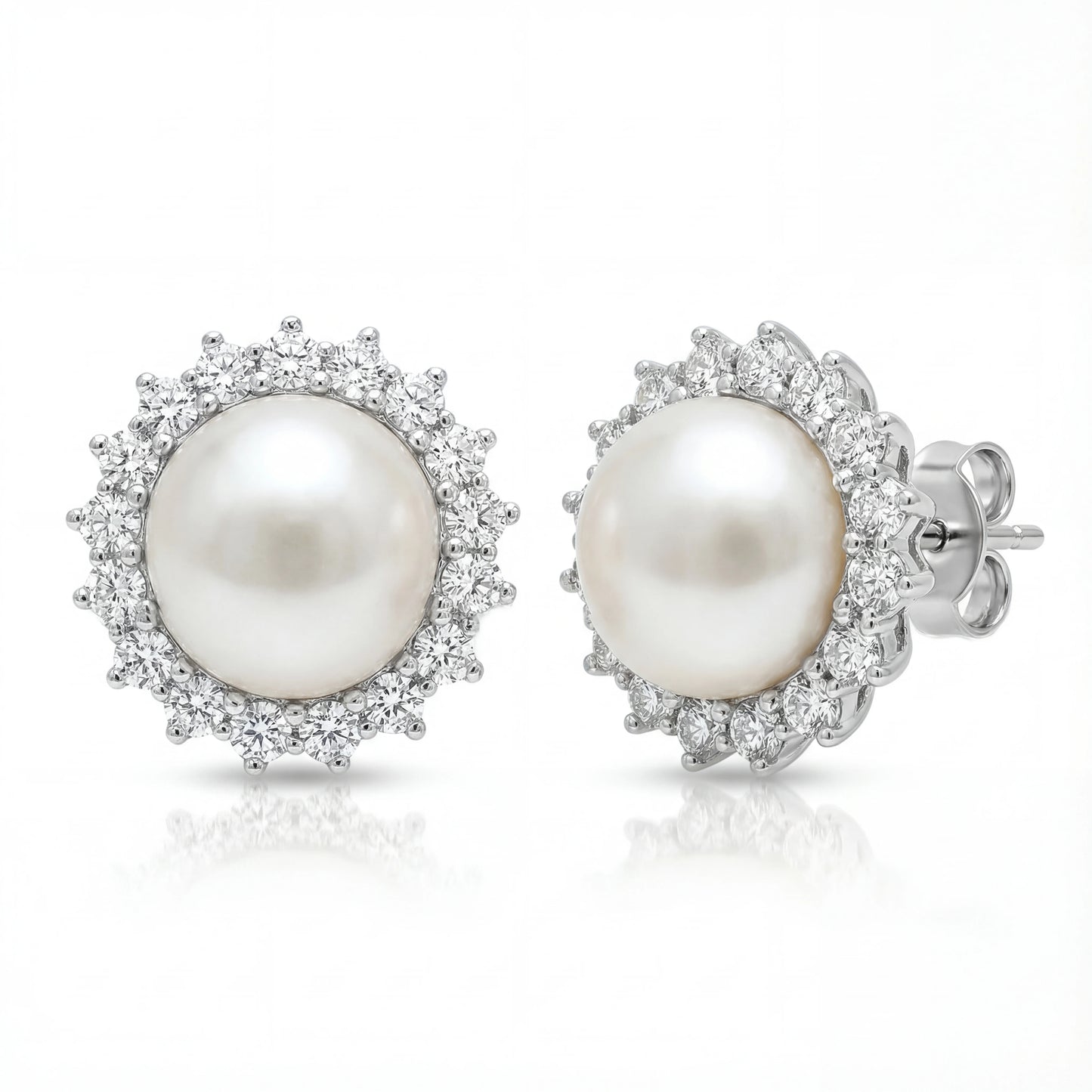 עגילי ELLA EARRINGS צמודים מכסף 925 עם פנינה וזרקונים נוצצים, תלויים בעדינות על אוזן.