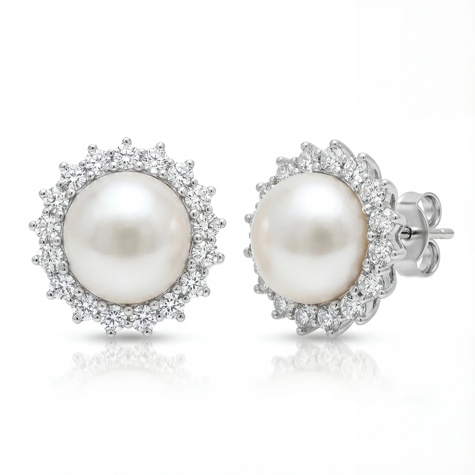 עגילי ELLA EARRINGS צמודים מכסף 925 עם פנינה וזרקונים נוצצים, תלויים בעדינות על אוזן.