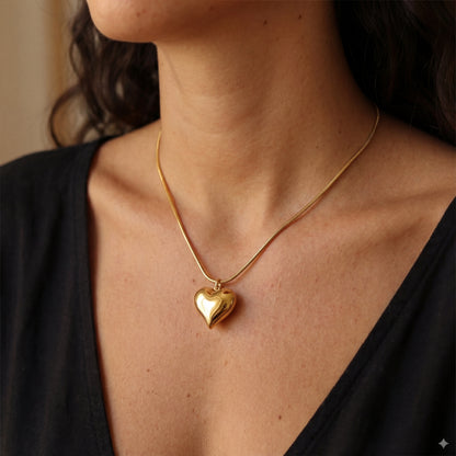 שרשרת FAT LOVE GOLD יוקרתית של Lidi עם תליון לב זהב אלגנטי מפלדת אל-חלד, מונחת על רקע יוקרתי ומבריק.