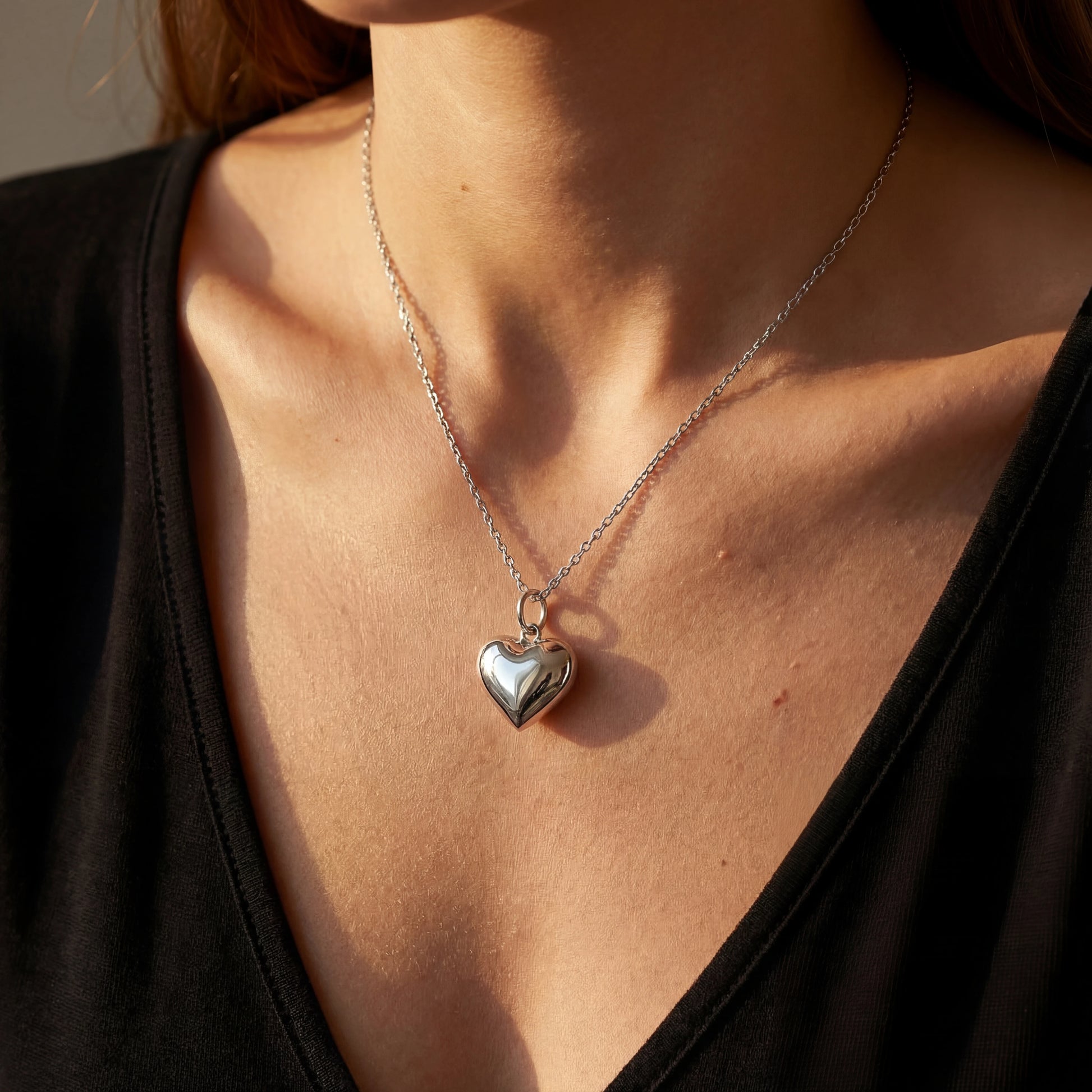 שרשרת FAT LOVE SILVER יוקרתית מבית Lidi עם תליון לב כסף אלגנטי על שרשרת סטיינלס סטיל. תכשיט מושלם לאישה.