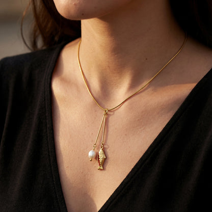 שרשרת FISH PEARL NECKLACE יוקרתית מבית Lidi, עם תליון דג עשוי פלדת אל-חלד ופנינת מים מתוקים זוהרת. אורך 45 ס"מ.