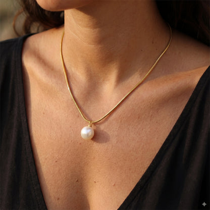 שרשרת ALUR עדינה מבית Lidi עם תליון פנינה מבריק, עשויה מפלדת אל-חלד איכותית. תכשיט יוקרתי ואלגנטי לכל אירוע.