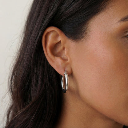 עגילי חישוק AMIT EARRINGS L מכסף 925 טהור מבית Lidi, בעיצוב נקי ואלגנטי. קוטר 3 ס"מ, מתאימים לכל מראה.