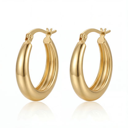 זוג עגילי חישוק EDEN EARRINGS יוקרתיים מזהב קלאסי של Lidi, בעיצוב נקי ואלגנטי, מונחים על רקע בהיר.