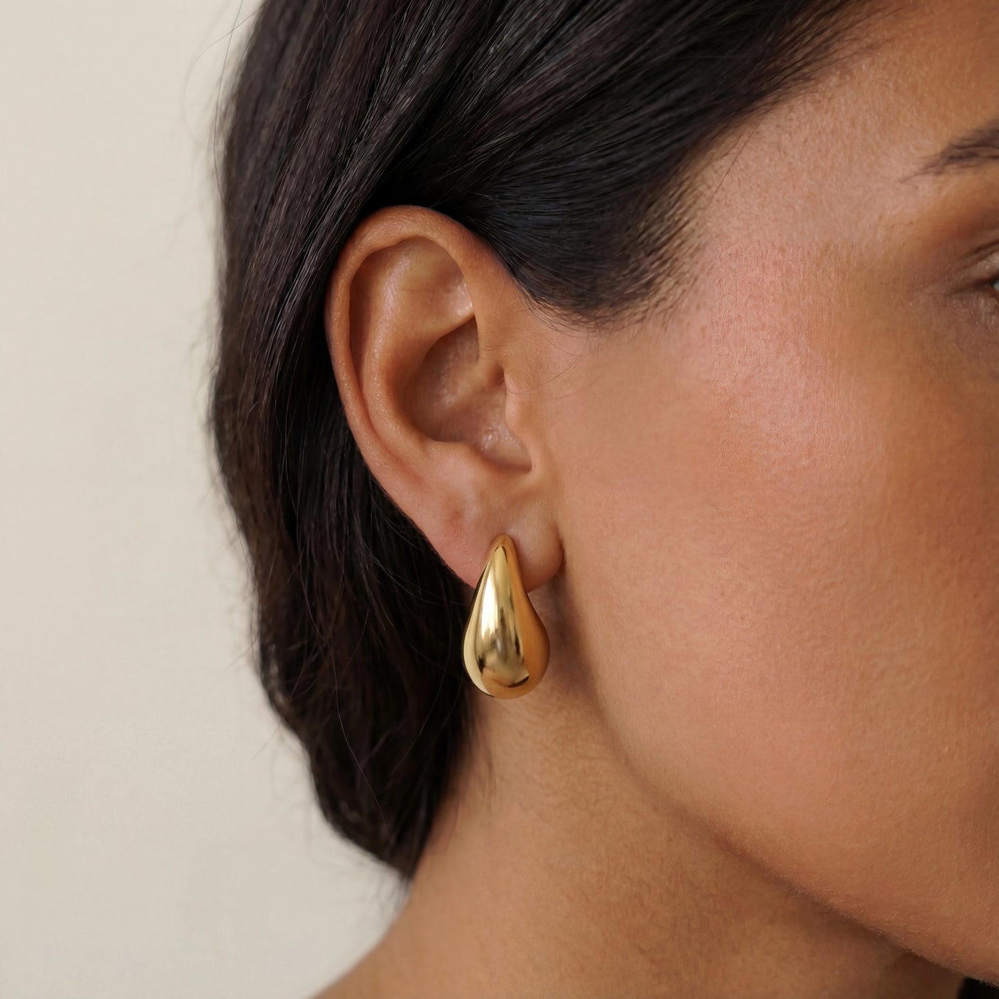 עגילי טיפה LOLA L מבית Lidi, בגימור זהב קלאסי ובסגנון נקי ואלגנטי.