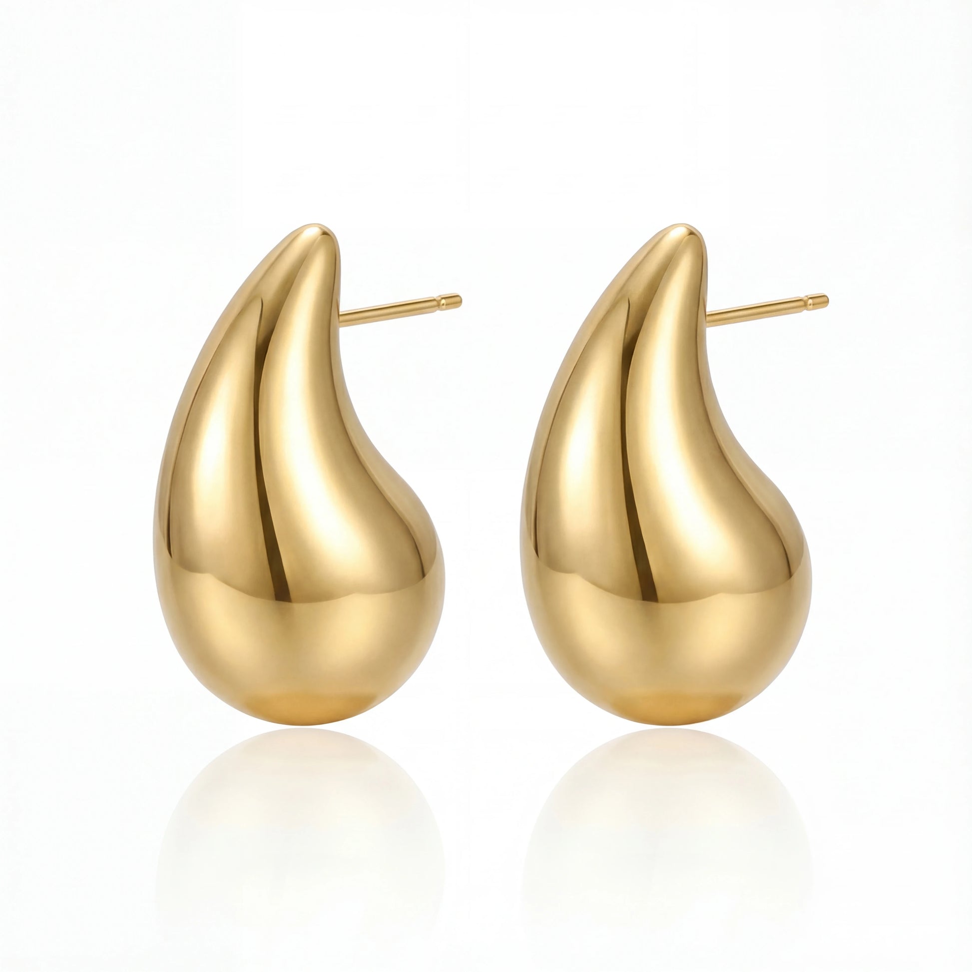 עגילי טיפה LOLA L מבית Lidi, בגימור זהב קלאסי ובסגנון נקי ואלגנטי.