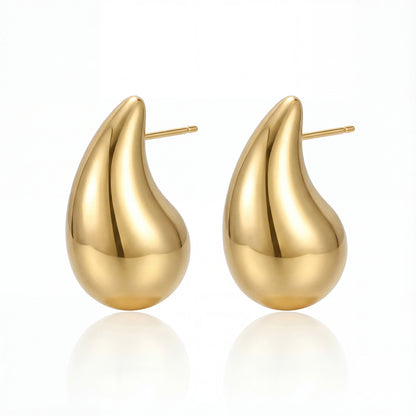 עגילי טיפה LOLA L מבית Lidi, בגימור זהב קלאסי ובסגנון נקי ואלגנטי.