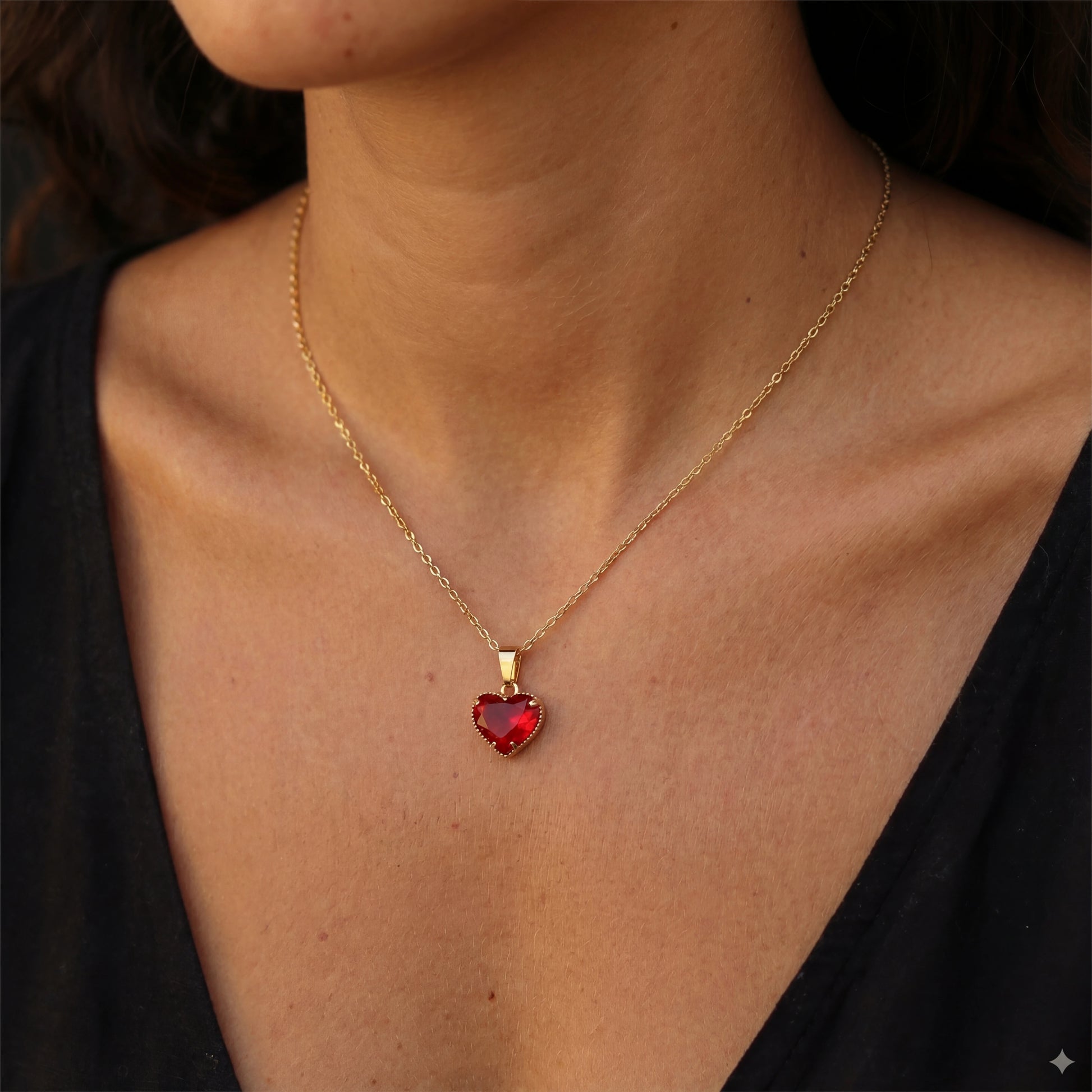 שרשרת LOVE NECKLACE יוקרתית מבית Lidi, עשויה סטיינלס סטיל עם תליון לב אדום מבריק, על רקע עדין.