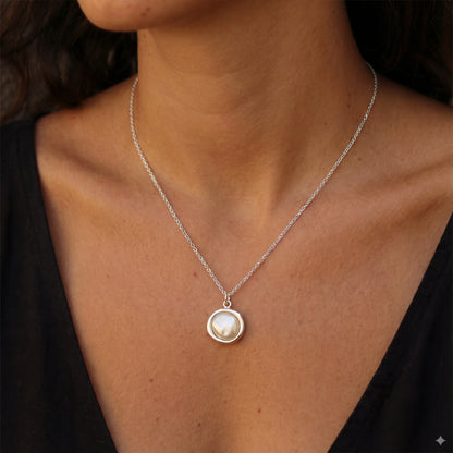 שרשרת LUNA NECKLACE יוקרתית מבית Lidi מכסף 925 טהור עם תליון פנינה עדינה, מונחת על צוואר אישה באלגנטיות.