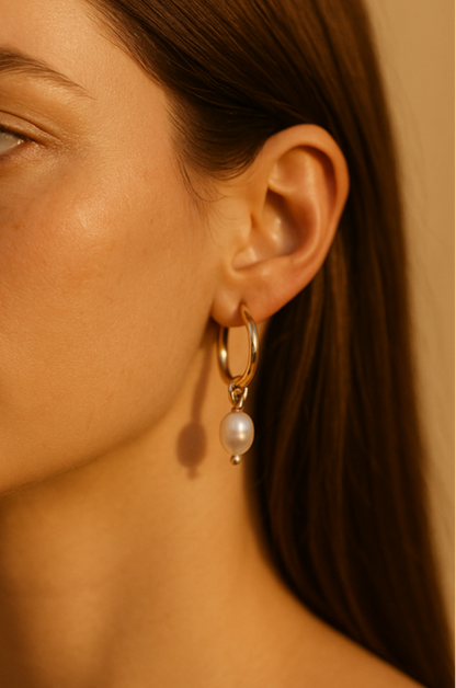 עגיל חישוק זהב PEARL XS עם פנינה תלויה על אוזן דוגמנית, מבט תקריב צדי.