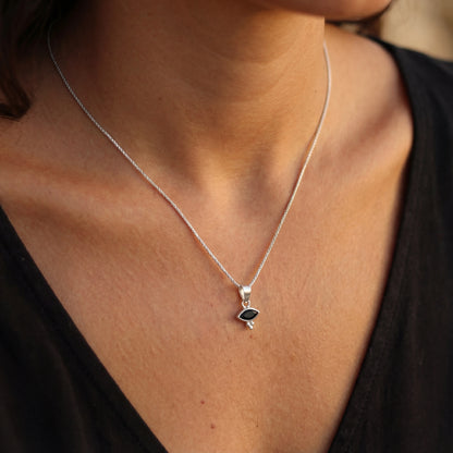 שרשרת MOL יוקרתית מבית Lidi מכסף 925 טהור, עם תליון מרקיזה שחור אלגנטי, מדגישה צוואר ומוסיפה שיק.