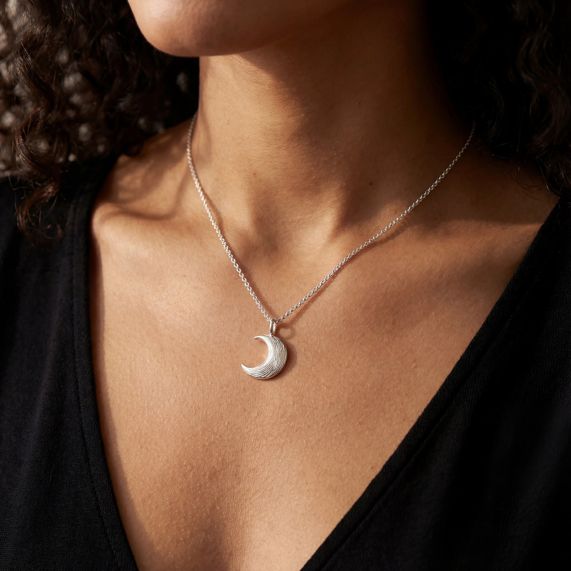 שרשרת MOON NECKLACE יוקרתית מכסף סטרלינג 925 עם תליון ירח מרוקע על צוואר אישה. עיצוב אלגנטי וקוסמי מבית Lidi.