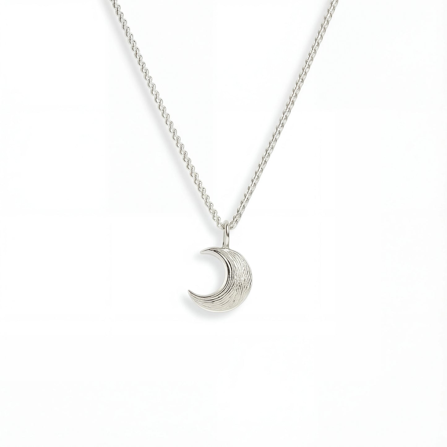 שרשרת MOON NECKLACE יוקרתית מכסף 925 טהור עם תליון ירח מרוקע. עיצוב אלגנטי ושמימי לאישה.
