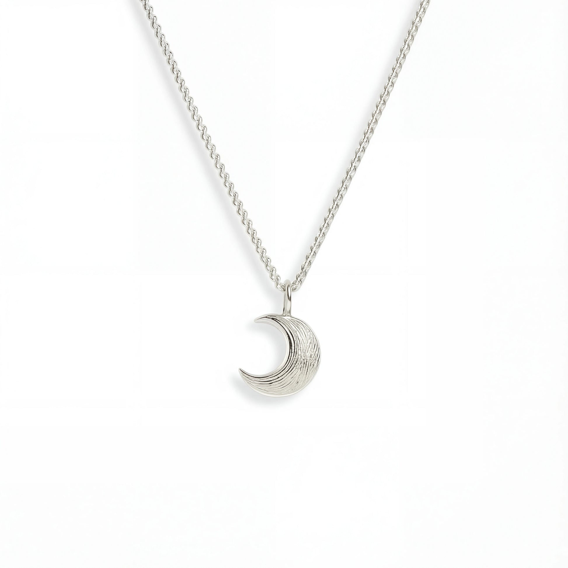 שרשרת MOON NECKLACE יוקרתית מכסף 925 טהור עם תליון ירח מרוקע. עיצוב אלגנטי ושמימי לאישה.