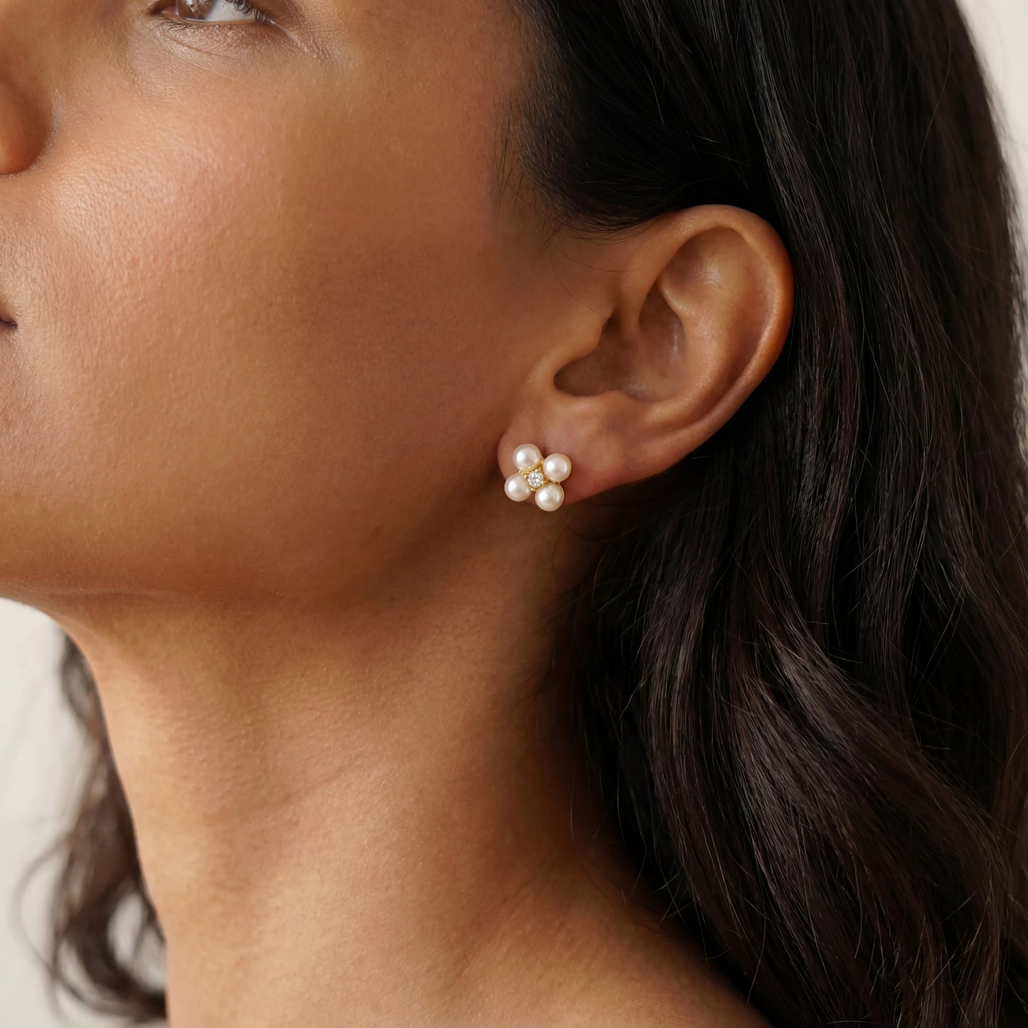 עגילי NOA EARRINGS GOLD צמודים מזהב 2 מיקרון משובצים 4 פנינים לבנות וזרקון נוצץ, בעיצוב אלגנטי וקלאסי מבית Lidi.